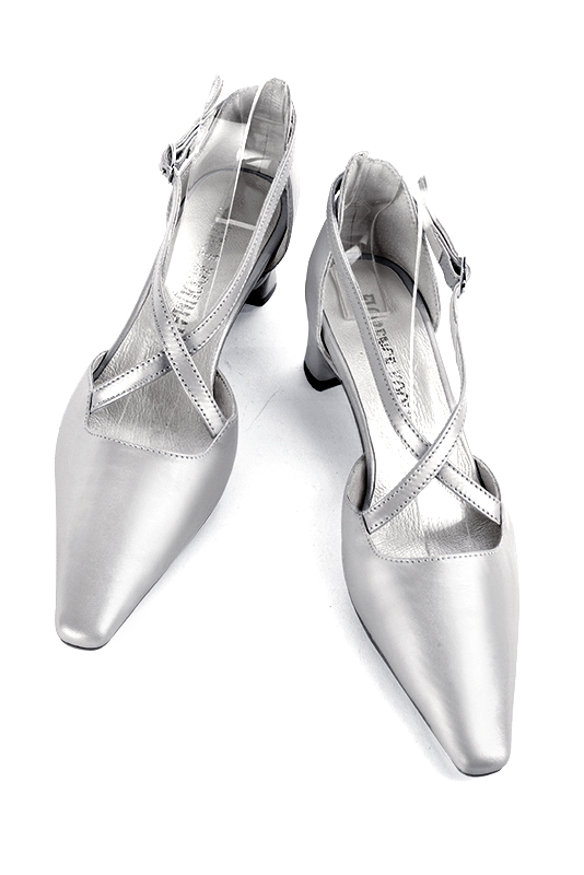 Light silver women's open side shoes, with crossed straps. Tapered toe. Low kitten heels. Top view - Florence KOOIJMAN